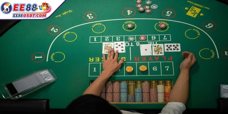 Việc quan sát lịch sử các ván bài trước là một mẹo chơi thông minh